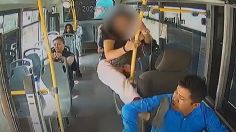 Mujer patea a conductor de transporte publico en Puebla por brincarse un tope: VIDEO