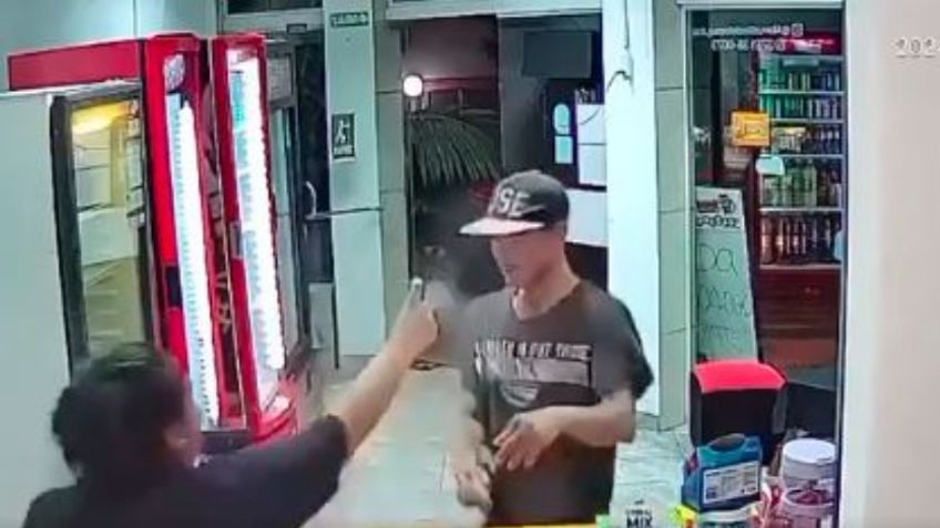 VIDEO: Mujer frustra asalto rociando gas pimienta en el rostro del delincuente