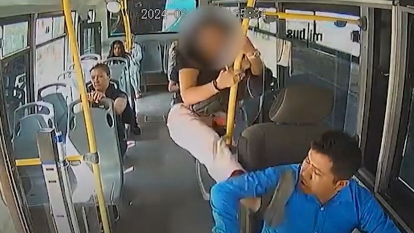 Mujer patea a conductor de transporte publico en Puebla por brincarse un tope: VIDEO