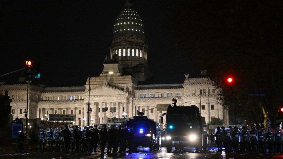 Decenas de policías resguardaron la sede del Senado argentino.