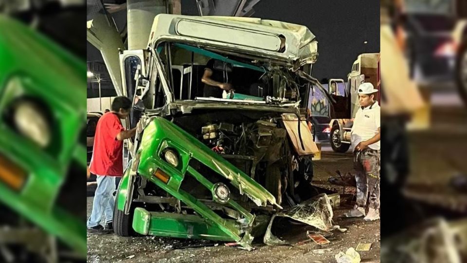 La unidad de transporte público quedó casi destrozada.