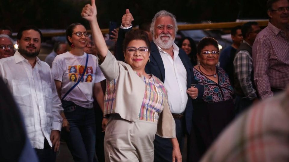 Alejandro Encinas y Clara Brugada, durante un acto de campaña en mayo pasado.