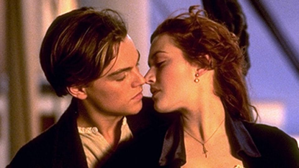 Kate Winslet admite lo incómodo que fue besar a Leonardo DiCaprio en “Titanic”