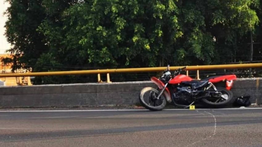 Muere motociclista al caer de puente vehicular de 8 metros de altura