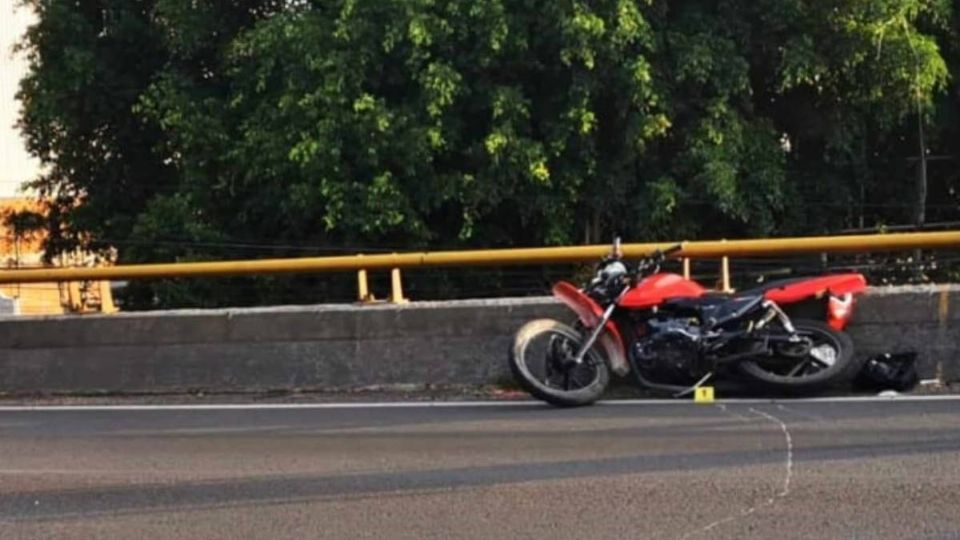 La motocicleta quedó arriba del puente vehicular mientras que el conductor salió proyectado