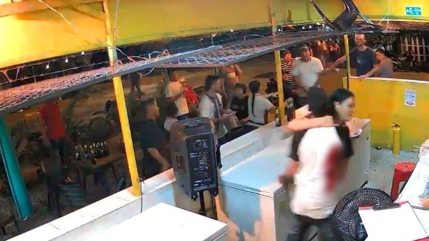 IMÁGENES FUERTES: Joven muere desangrado en pleno bar, recibió una puñalada en una riña