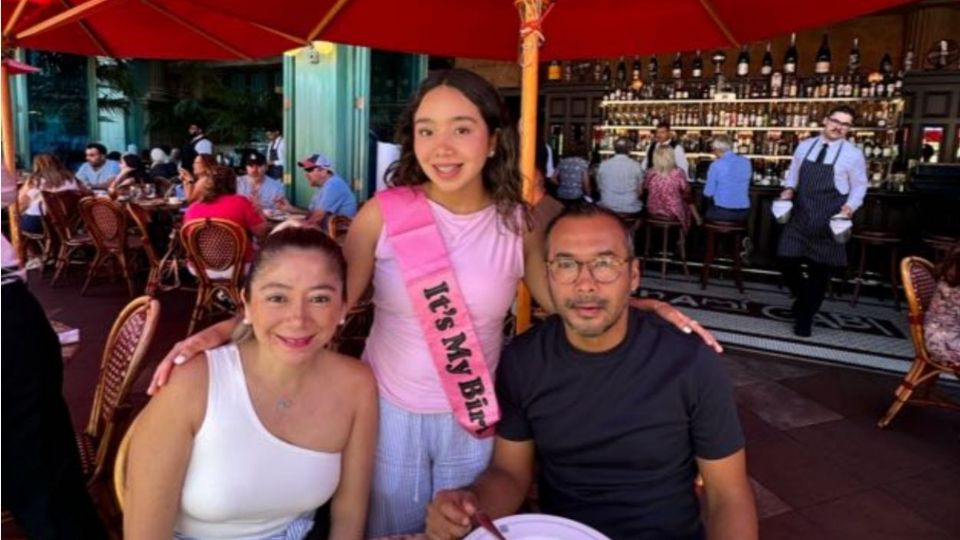 La familia visitó un lugar turístico para festejar el cumpleaños de Luciana