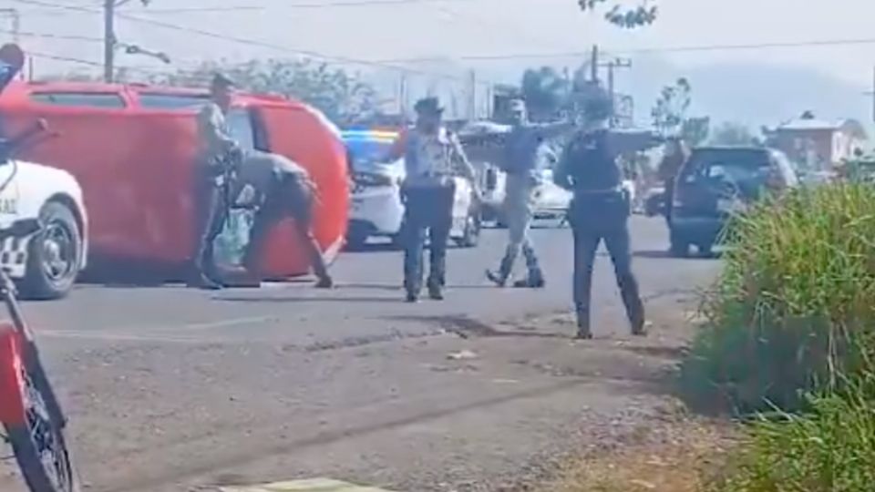 El automóvil volcó en la carretera de Cuernavaca