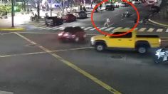 VIDEO: automovilista a exceso de velocidad se pasa el semáforo rojo y arrolla a 2 personas