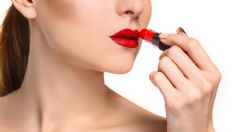 Este es el labial rojo de una marca de lujo que contiene plomo, según Profeco