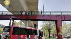 Policías de la CDMX evitan que un hombre se suicide desde un puente