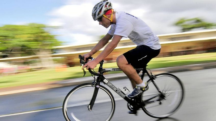 Hallan a ciclista colgado de muro de contención de Circuito Interior