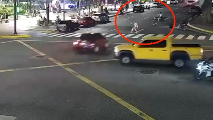 VIDEO: automovilista a exceso de velocidad se pasa el semáforo rojo y arrolla a 2 personas