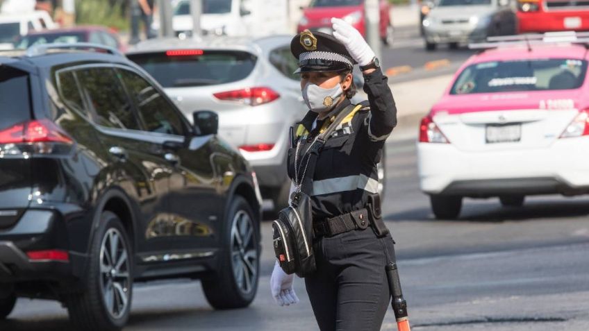 Para evitar multa, empuja a policía de tránsito y es embestido por camión