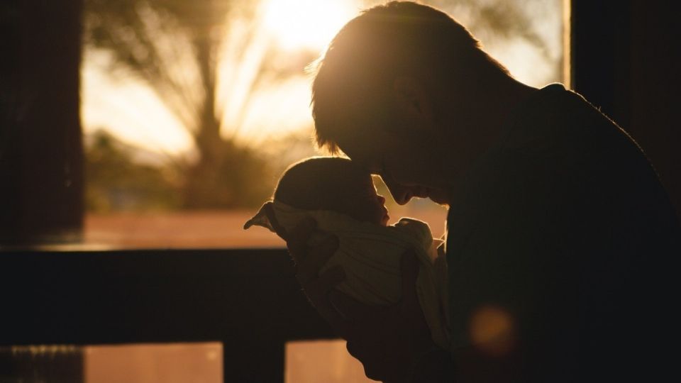 Al escribir alguno de estos poemas de tu puño y letra, seguro será una emotiva forma de sorprender al hombre que te dio la vida