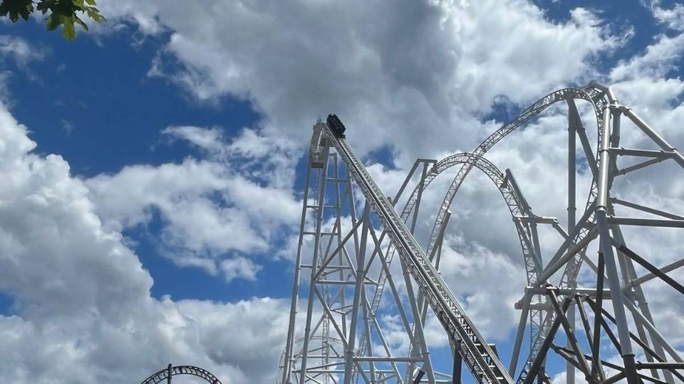 Personas quedaron atrapadas en la cima de la montaña rusa.