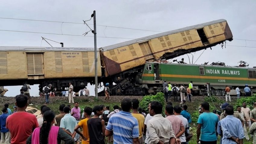 Choque de trenes de carga en India deja 9 muertos