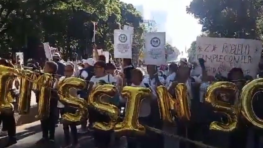 Jubilados del IMSS bloquean Paseo de la Reforma