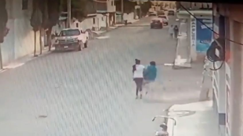 VIDEO: un par de perros a toda velocidad derriban a unas señoras que iban platicando por la calle