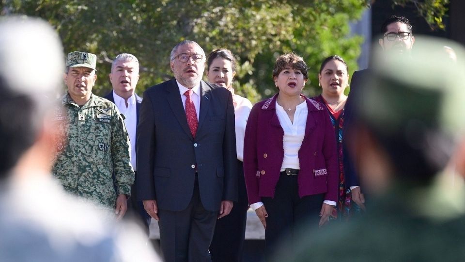 La Maestra Delfina Gómez Álvarez e integrantes del Gabinete rinden honores al lábaro patrio en la Plaza de los Mártires