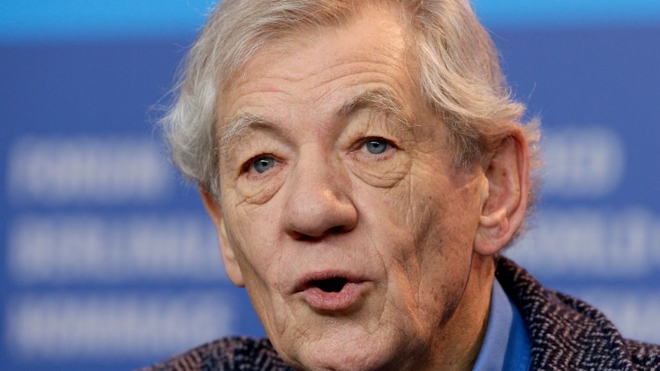 Hospitalizan de emergencia a Ian McKellen, actor de 'X-Men', tras caer de un escenario