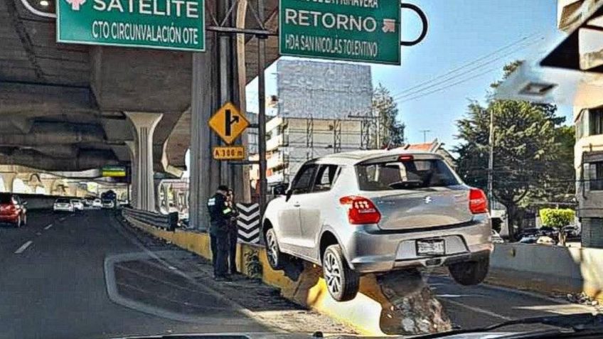 Periférico: ¿cómo llegó ahí? Accidente se vuelve viral por auto sobre muro de contención