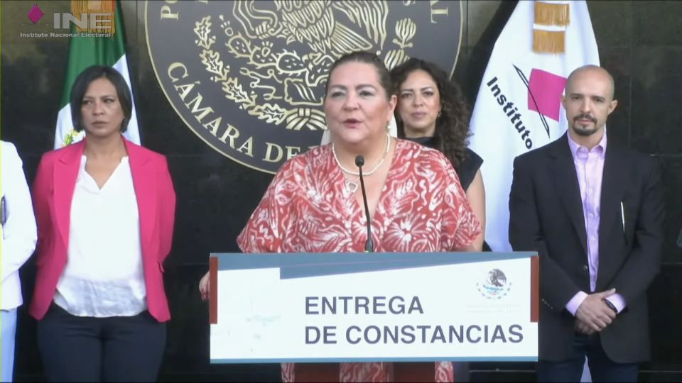 Guadalupe Taddei, presidenta del Consejo General del INE, durante la entrega de constancias.