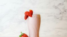 Smoothie proteico con fresas y arándanos: prepara esta deliciosa bebida que te refrescará y ayudará a ganar masa muscular