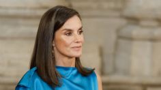 Azul Tifffany, el color con el que la reina Letizia deslumbró en un look fresco y rejuvenecedor de blusa y falda midi