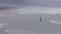 VIDEO: captan a sujeto corriendo hacia las furiosas olas provocadas por la Tormenta Tropical Alberto