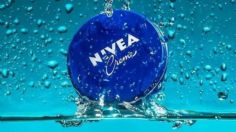 Sólo necesitas crema Nivea de lata azul y aceite de romero para crear la mascarilla que atenuará las líneas finas del rostro