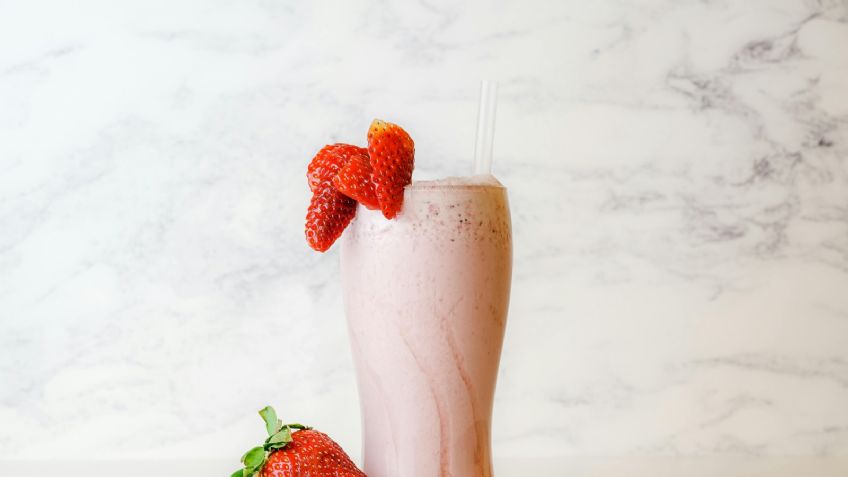 Smoothie proteico con fresas y arándanos: prepara esta deliciosa bebida que te refrescará y ayudará a ganar masa muscular