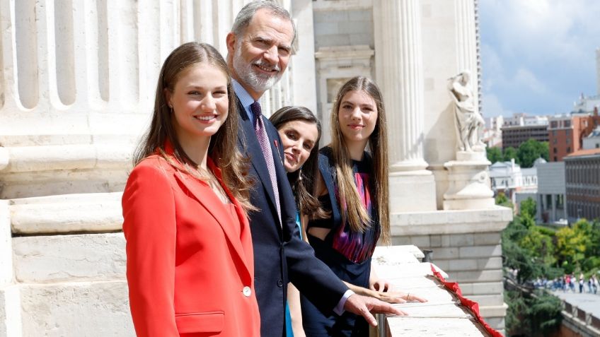 "Perdón por colarnos": la princesa Leonor y la infanta Sofía interrumpen almuerzo para dedicar brindis al rey Felipe VI por sus 10 años de reinado