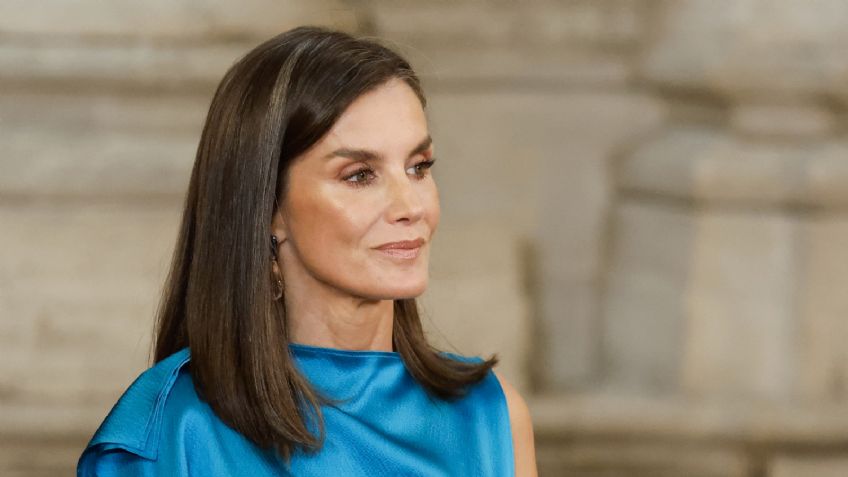 Azul Tifffany, el color con el que la reina Letizia deslumbró en un look fresco y rejuvenecedor de blusa y falda midi