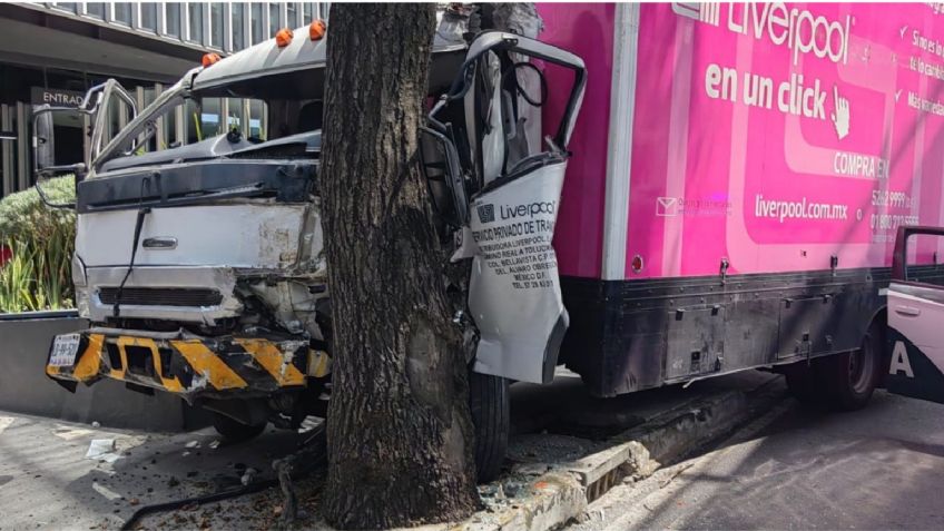 Camión comercial pierde el control y se impacta contra árbol en Anillo Periférico: hay 2 heridos