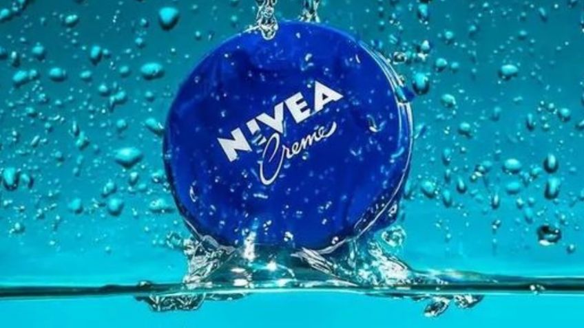 Sólo necesitas crema Nivea de lata azul y aceite de romero para crear la mascarilla que atenuará las líneas finas del rostro