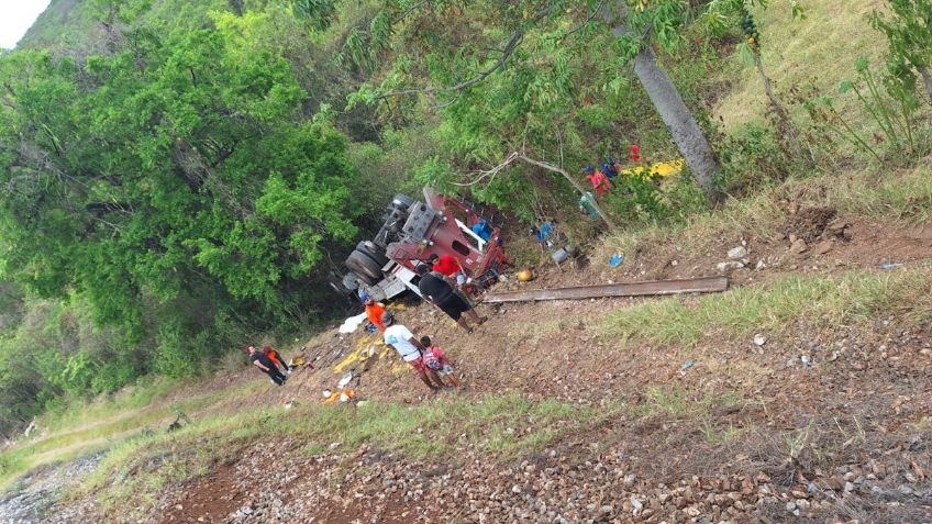 Grúa de Kansas City Southern se descarrila en Tamasopo; deja 4 muertos