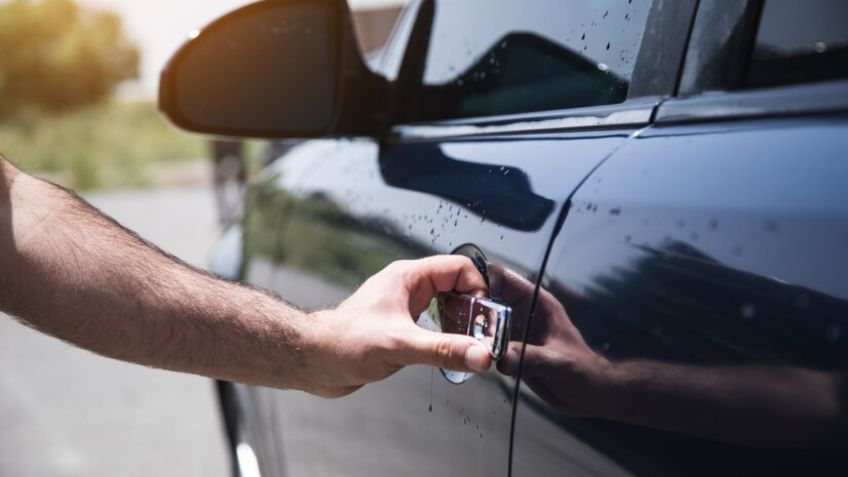 ¿Se te quedaron las llaves en el carro? Con este truco facilísimo podrás abrirlo sin necesidad de dañarlo