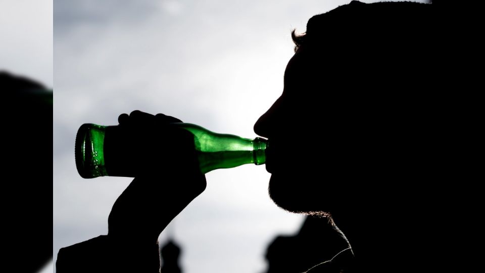 Las personas que inician con el consumo de alcohol a una edad más joven pueden desarrollar adicción.