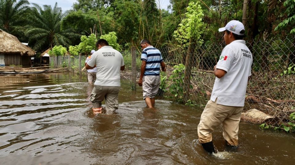 Pobladores de Suchiate resienten inundaciones.