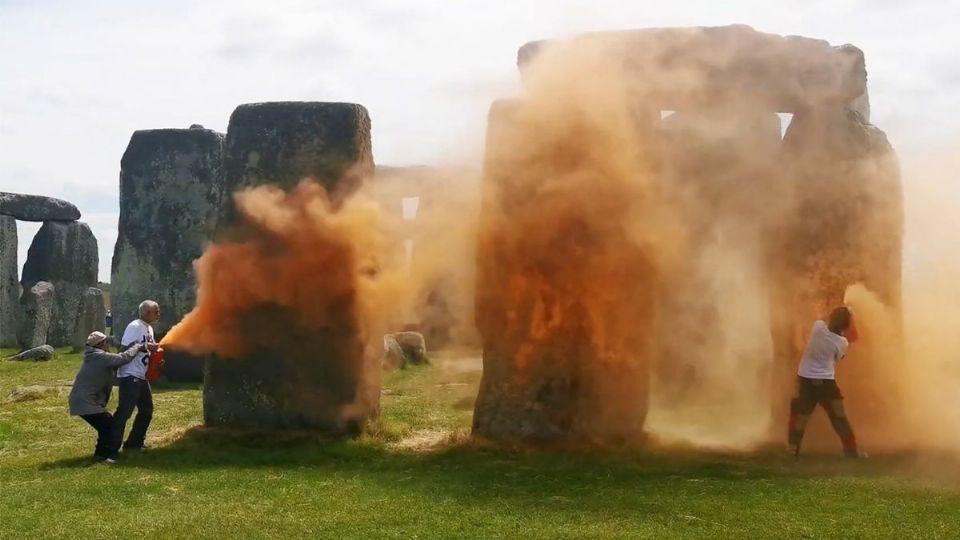 Un grupo ambientalista lanzo pintura naranja contra las rocas