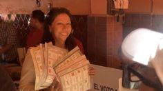 Evelyn Parra llama a la fiesta democrática tras votar en la casilla ubicada en Aquiles Serdán