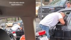 Encontró el amor en el alto del semáforo; motociclista se hace viral por bajar a darle un beso a conductora | VIDEO