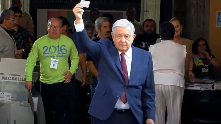 AMLO emite su voto en la casilla del Antiguo Palacio del Arzobispado