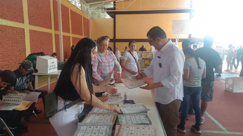 Chema Martínez, candidato de Sigamos Haciendo Historia, emite su voto