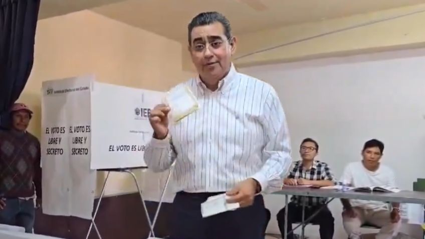 Sergio Salomón Céspedes Peregrina vota en Puebla