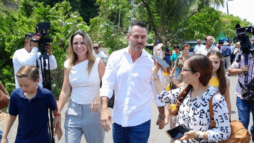 Polo Deschamps, candidato a la gubernatura de Veracruz, emite su voto en Alvarado