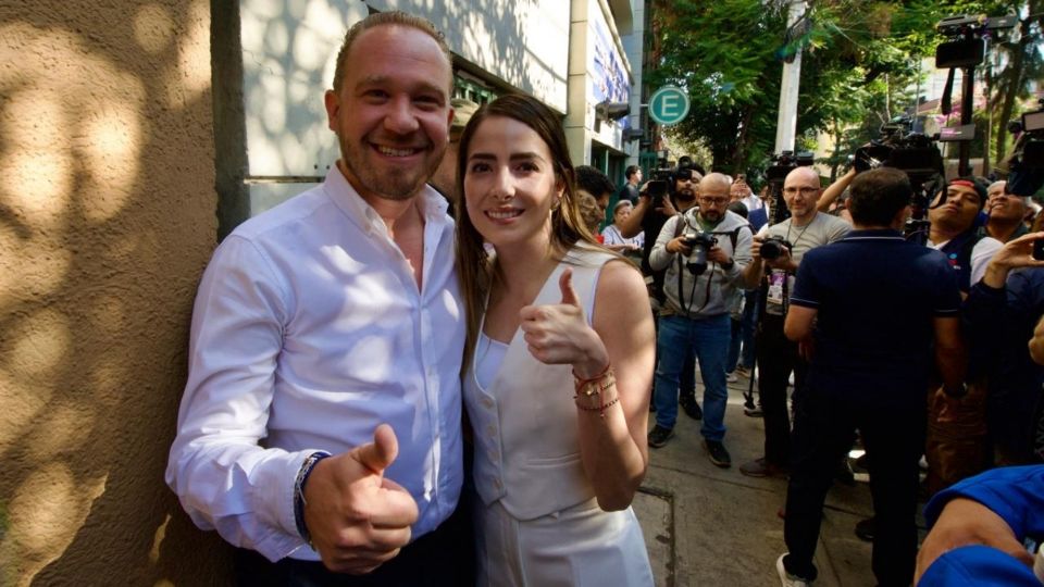 Candidato Santiago Taboada, de la coalición PAN-PRI y PRD llegó a la casilla donde emitió su voto.