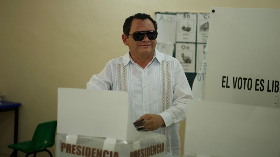 El candidato a la gubernatura de Yucatán, Joaquín “Huacho” Díaz Mena, acudió a la casilla instalada en la colonia Amapola de Mérida.