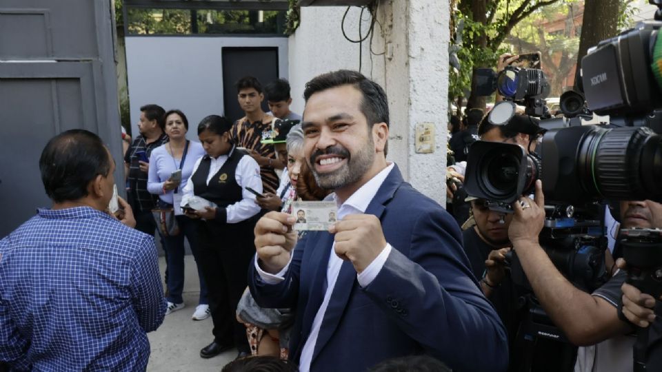 El candidato votó a primeras horas de la mañana.